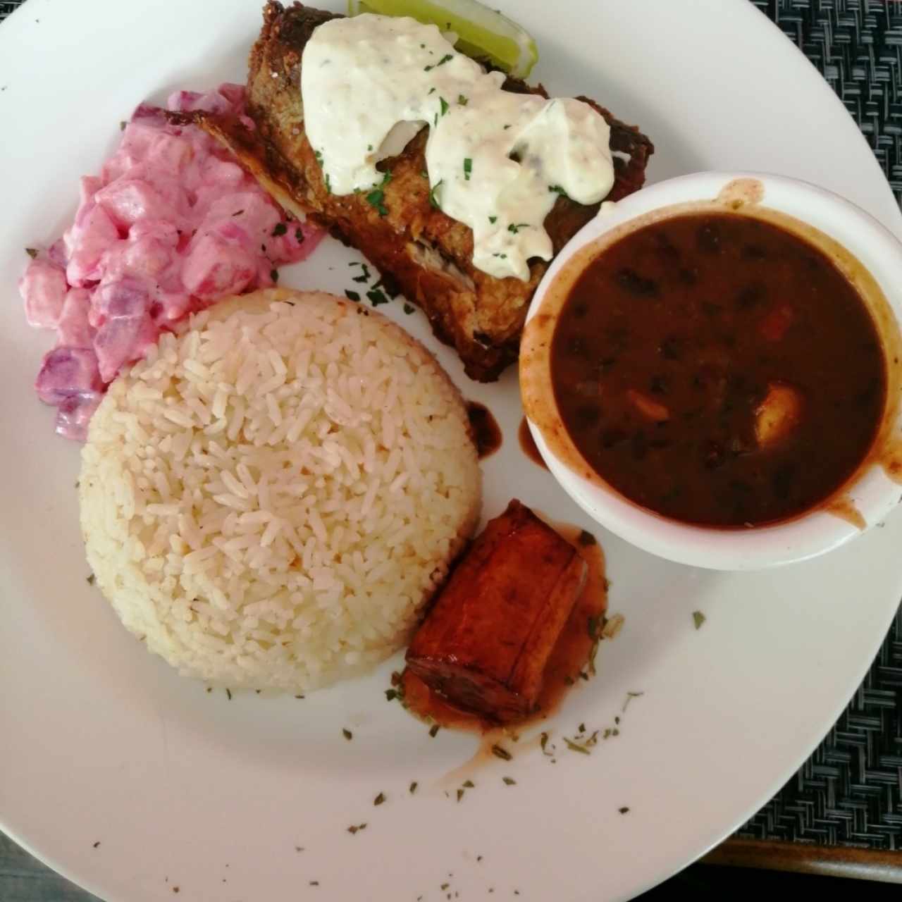 Pescado en presa con salsa tártara, arroz blanco, porotos con rabito, ensalada y platano en tentación.