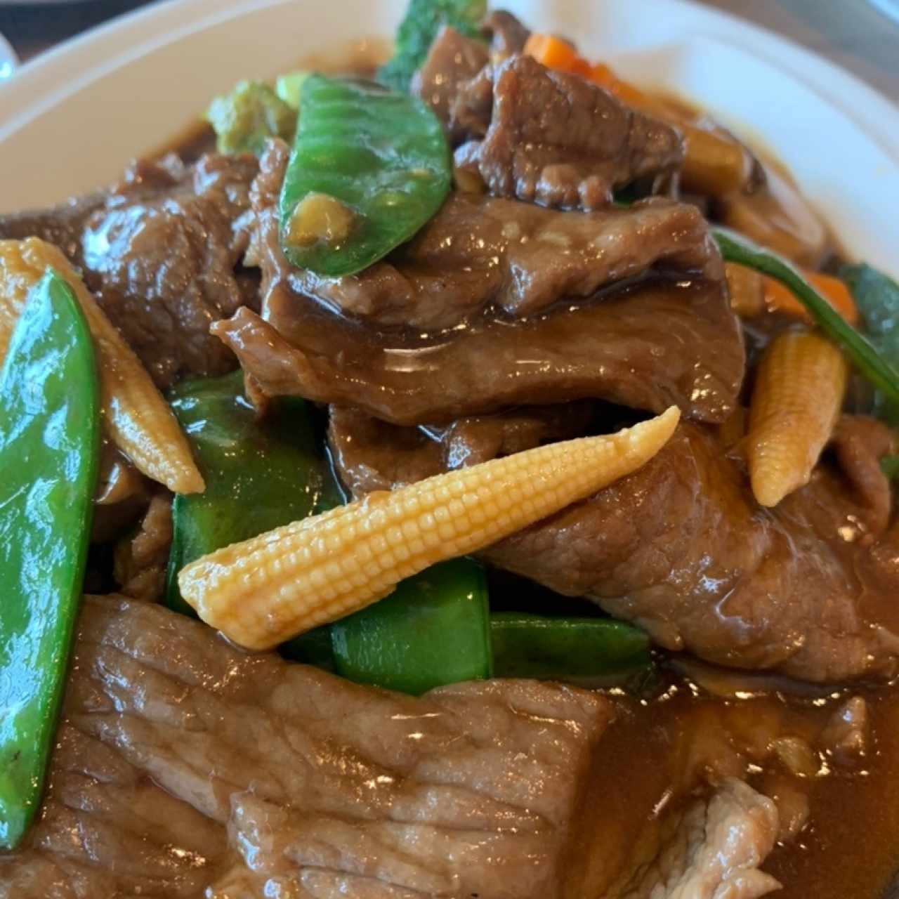 carne en salsa de ostras y vegetales.