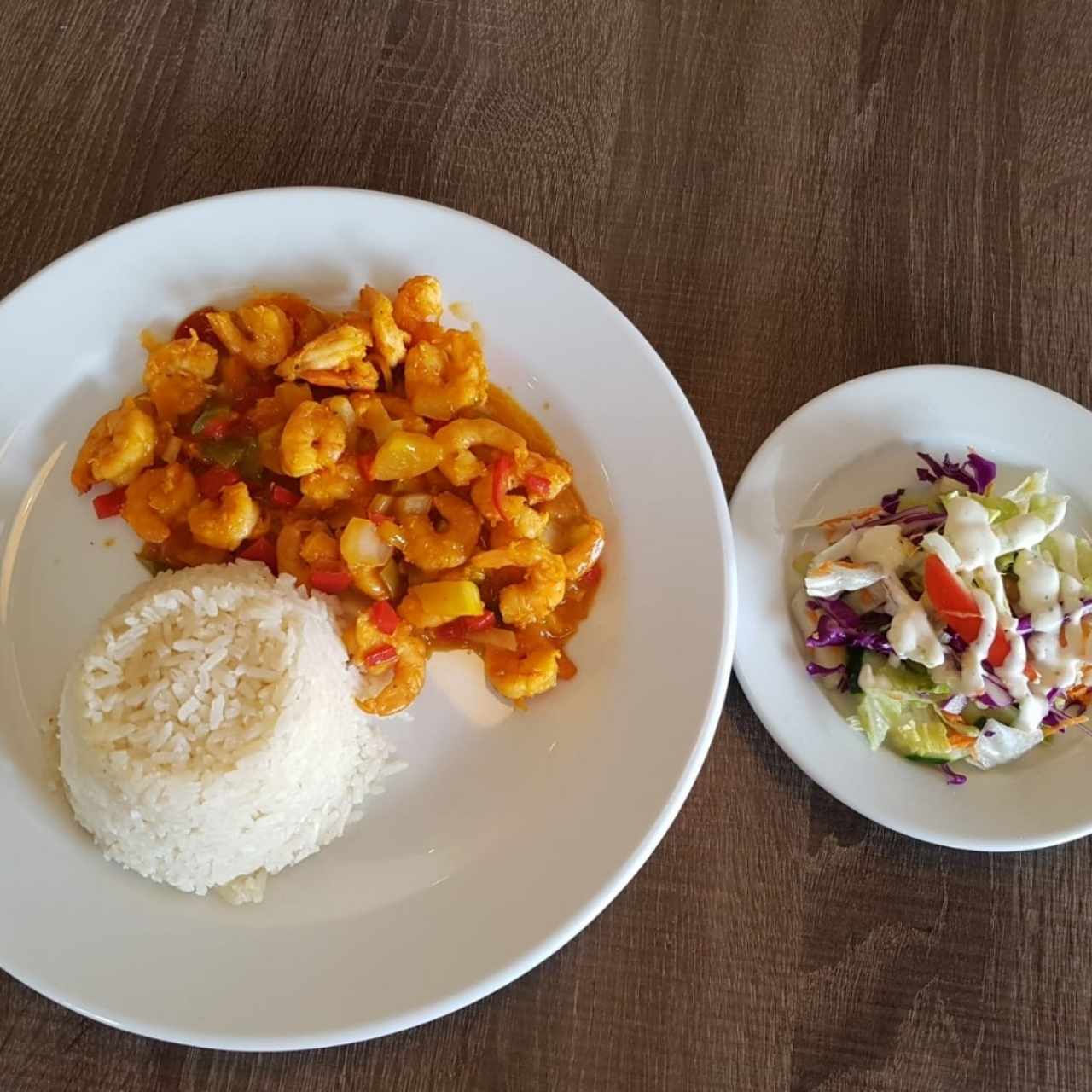 Camarones a la criolla con arroz con coco y ensalada