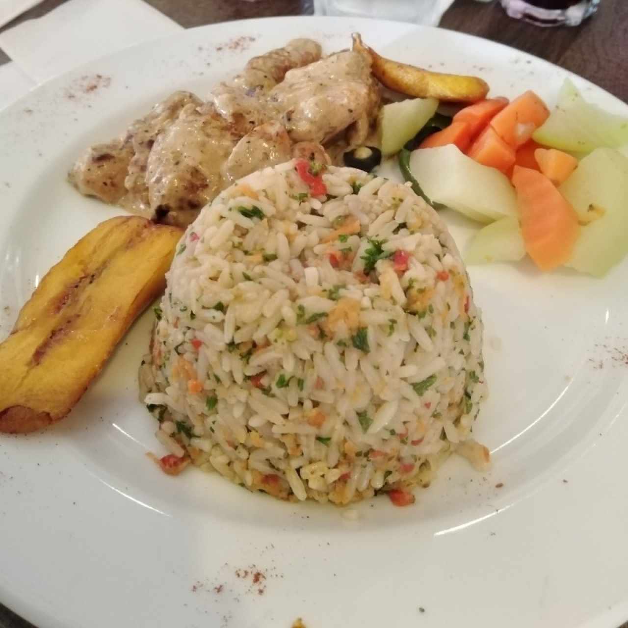 Pollo en salsa Blanca, con arroz penca y vegetales salteados (menú ejecutivo)