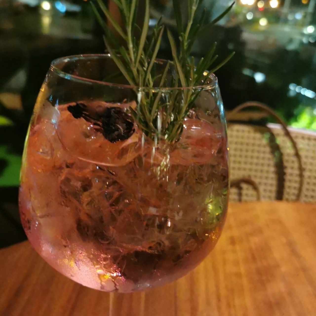 Gin Tonic con frutos rojos 