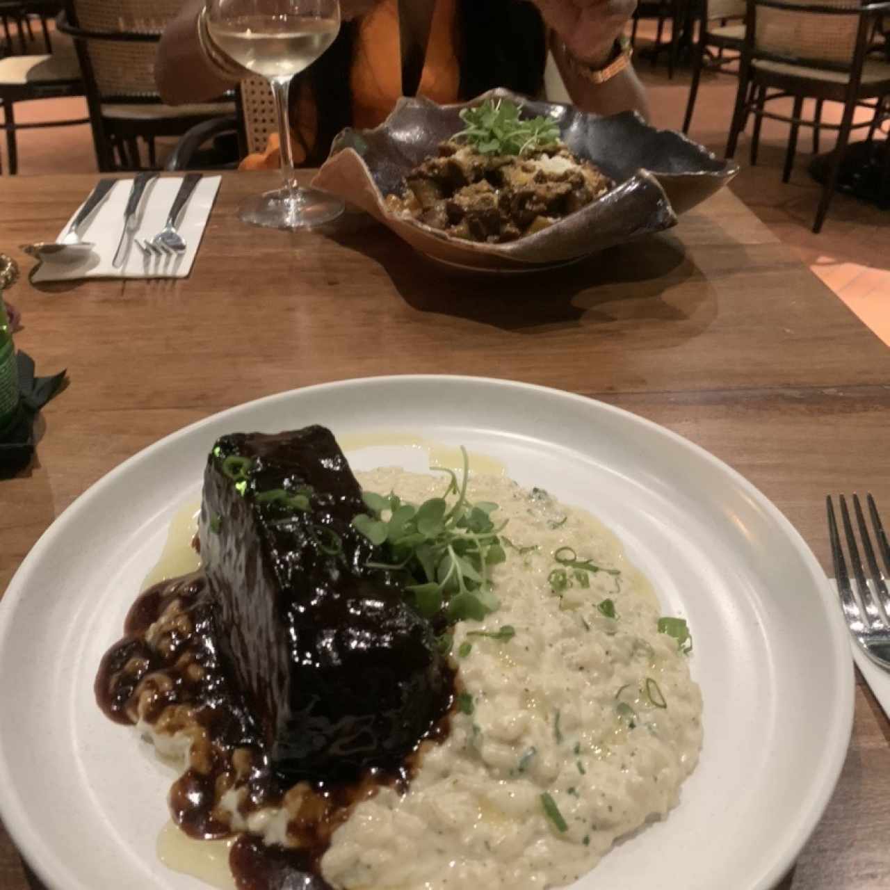 Short ribs con risotto a la parmesana