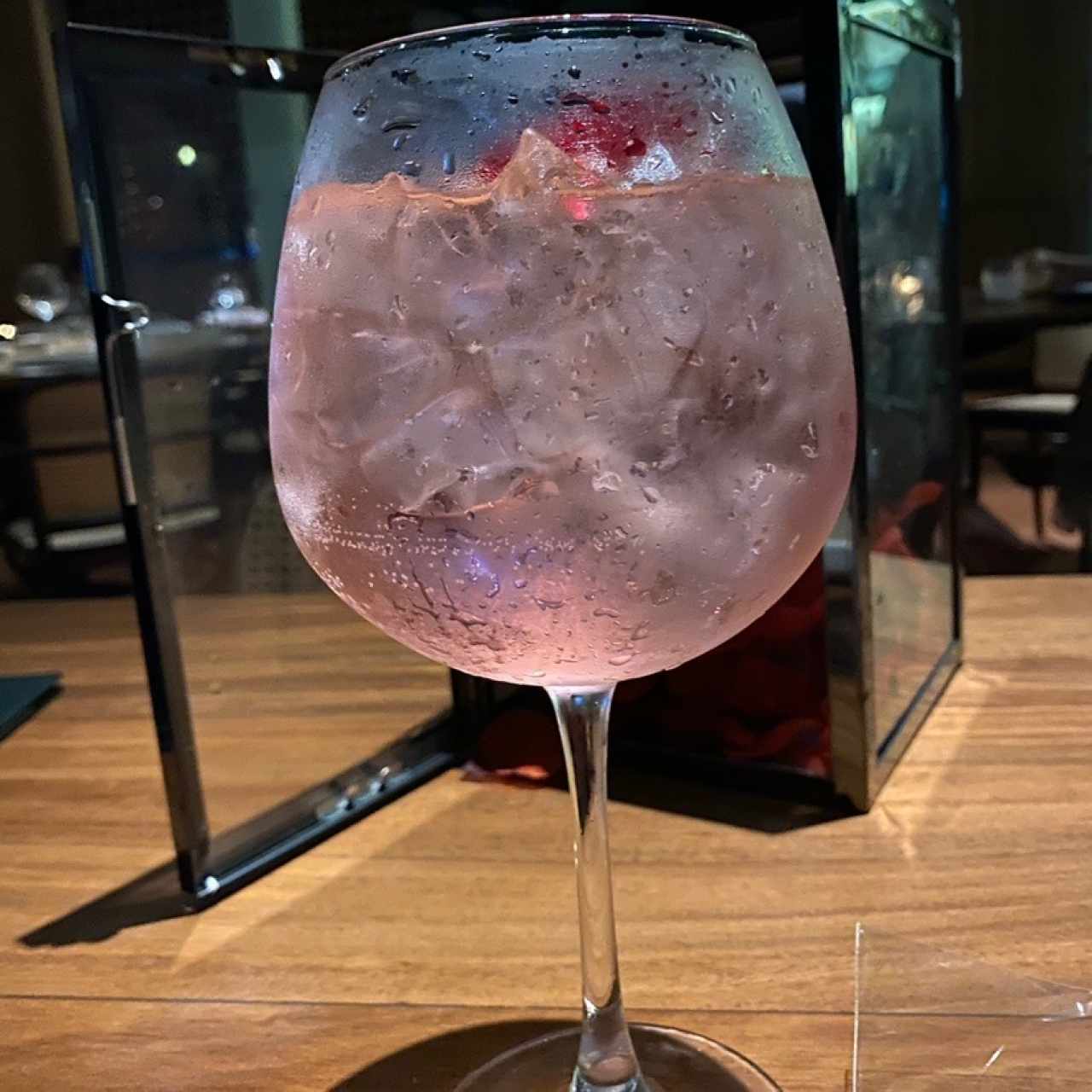 Gin tonic con agua de rosas 