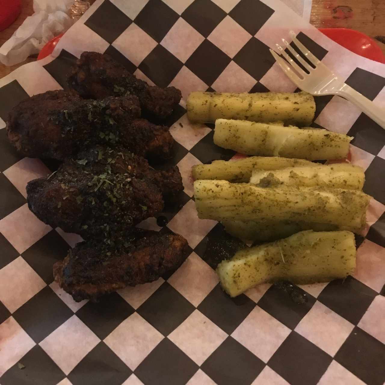 Alitas en salsa picante estilo jamaiquino con yuca al moho