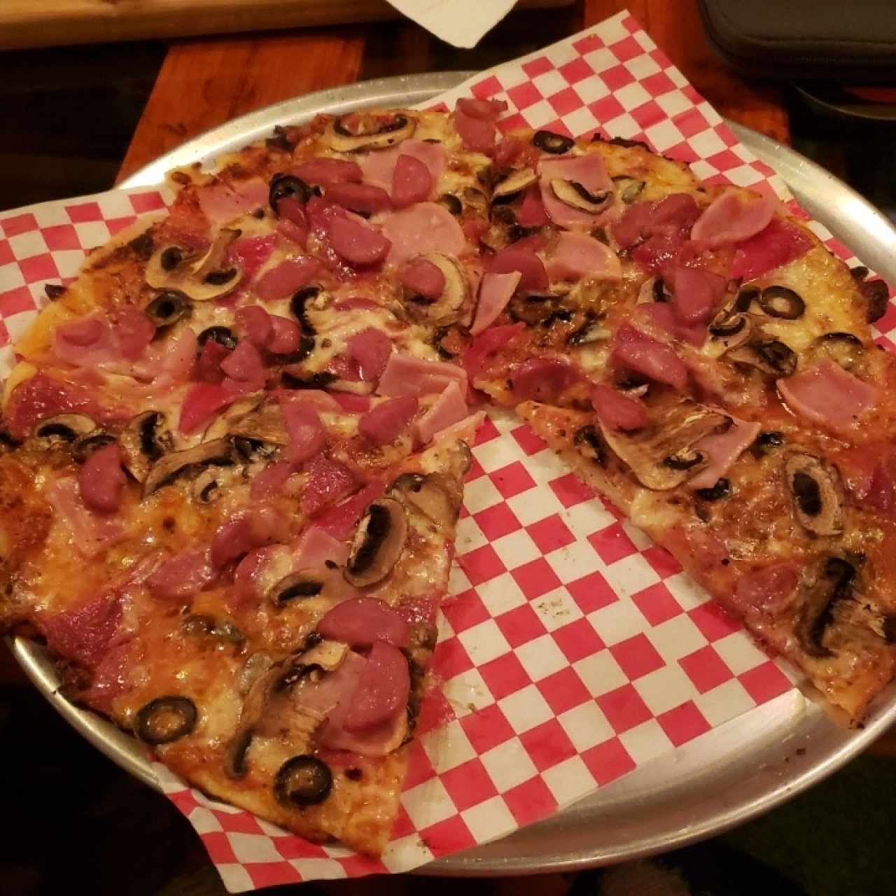 Pizza Gluten Free (salami, jamon, chorizo, champiñones, aceituna negra)