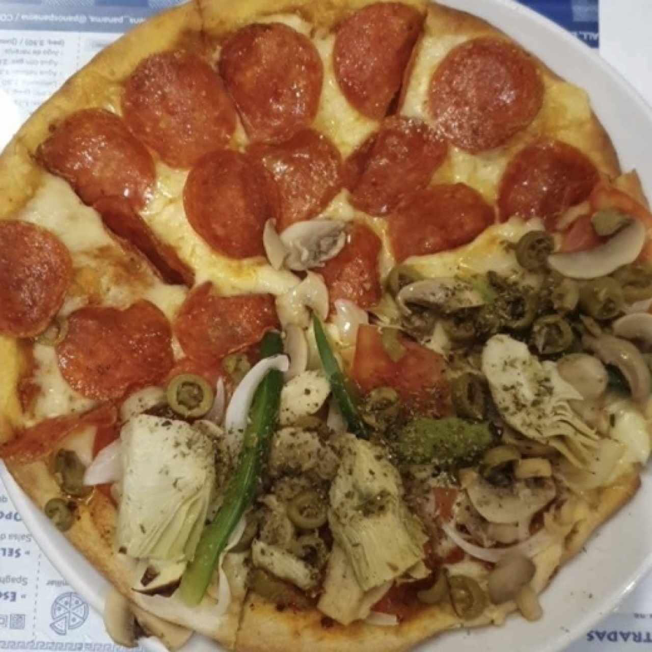 Pizza vegetariana y peperoni