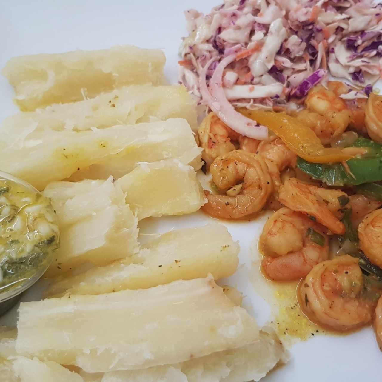 Camarones al ajillo con yuca al moho y ensalada de repollo con zanahorias.