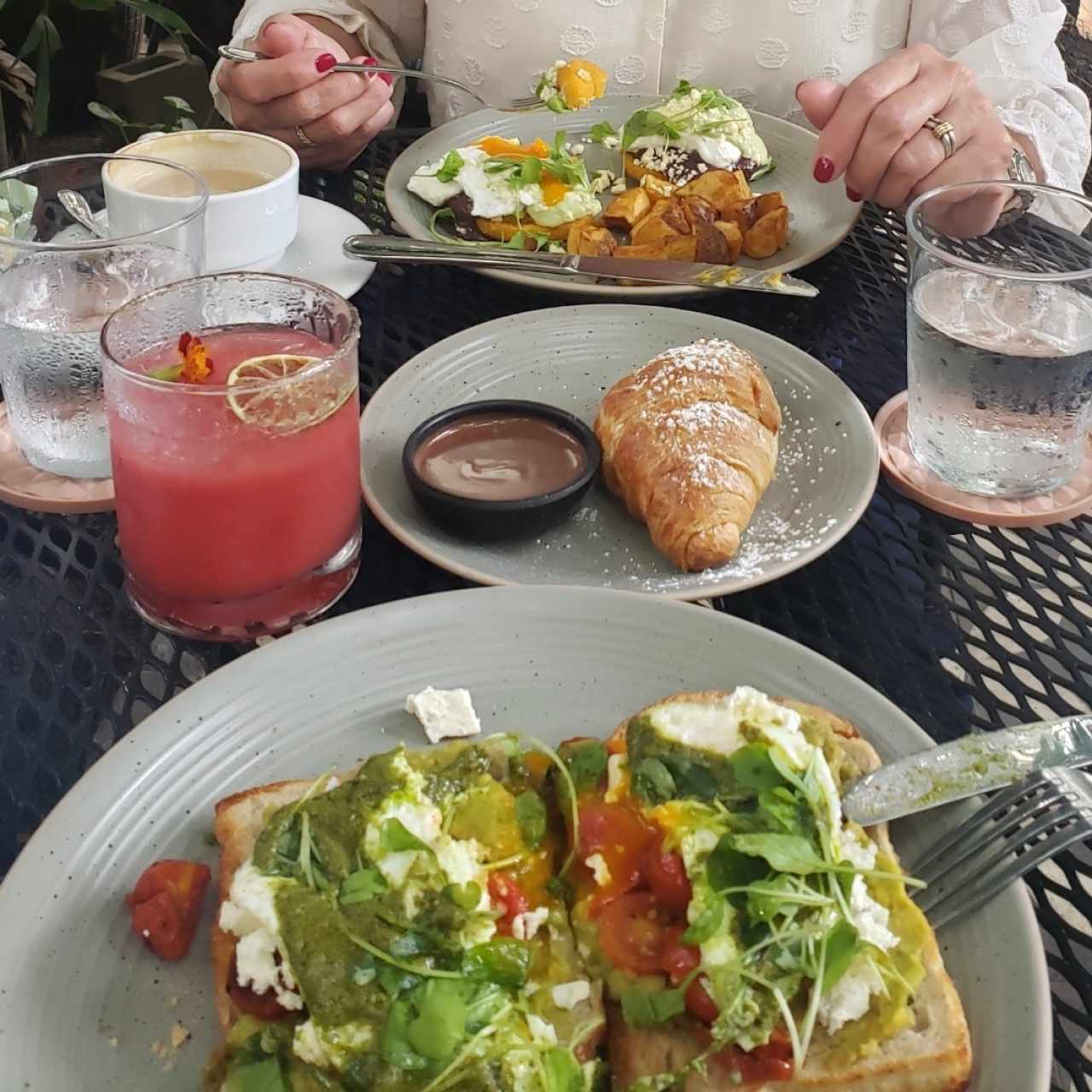 BRUNCH - HUEVOS AL MONTUNO, CROISSANT DE NUTELLA y TOSTADA SICILIANA. 