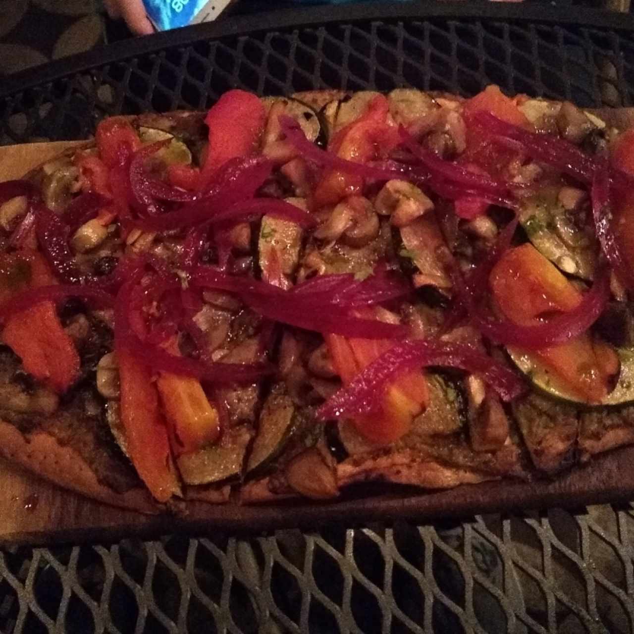pizzeta de vegetales rostizados y baba ganoush