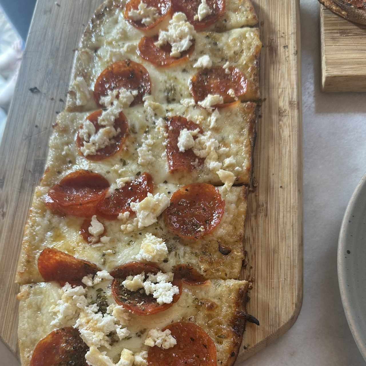Pizzeta pepperoni, feta y miel