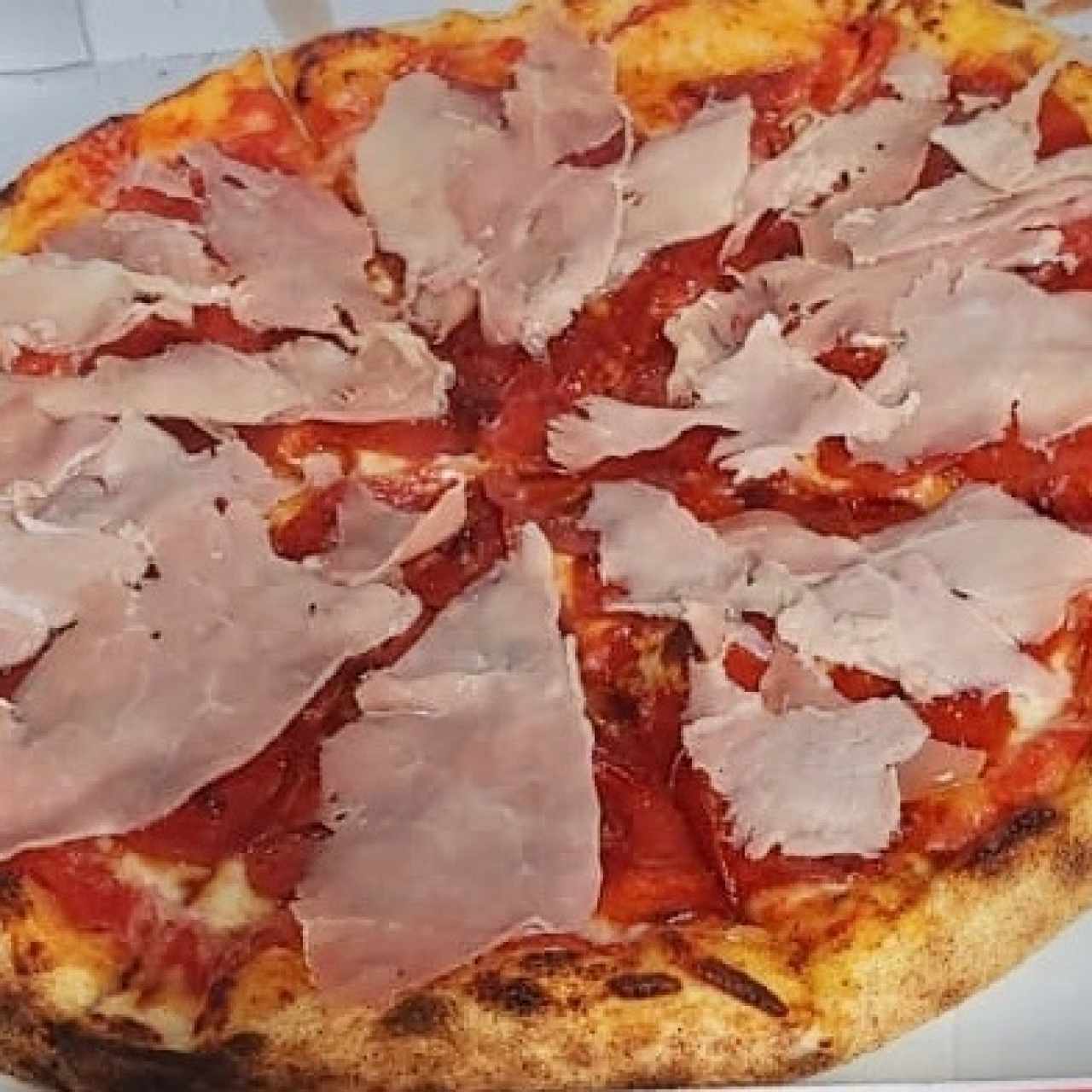 Pizza de Pepperoni y Jamón Serrano
