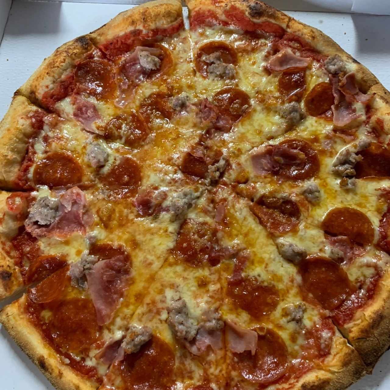 Pizza Carnívora Familiar (Salsa de Tomate, Mozzarella, Pepperoni, Chorizo Italiano y Jamón Cocido)
