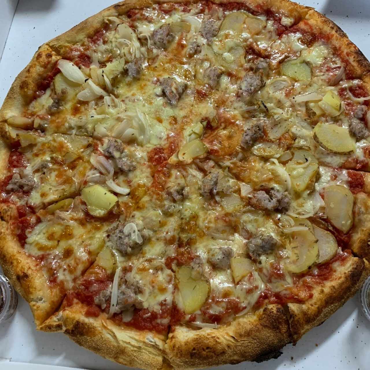 Pizza Rústica Familiar (Salsa de Tomate, Mozzarella, Chorizo Italiano, Papas al Horno, Cebollas y Romero)
