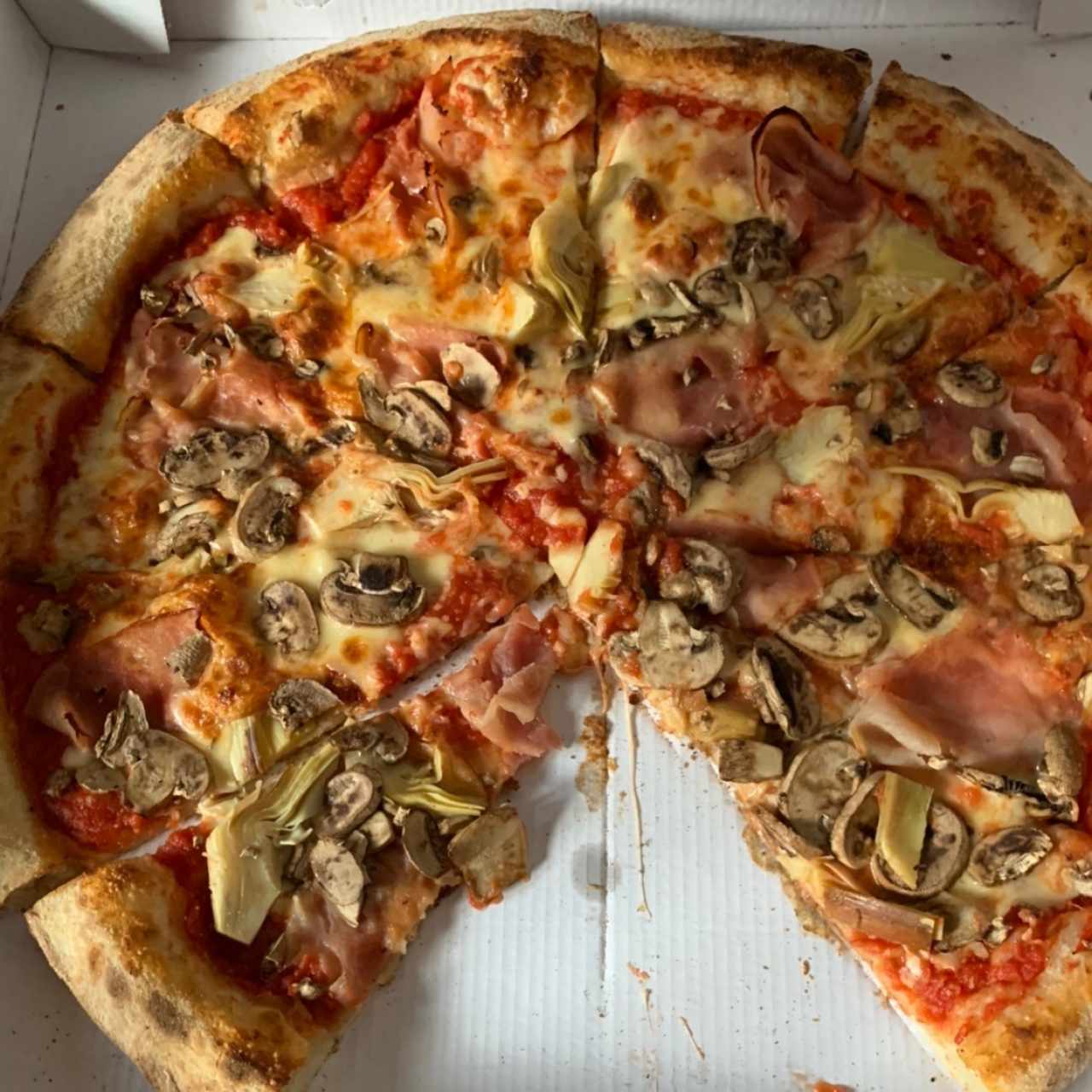 Pizza COMBINACIÓN (Pepperoni, Chorizo Italiano, Pimentones, Aceitunas Kalamata, Cebolla y Hongos)