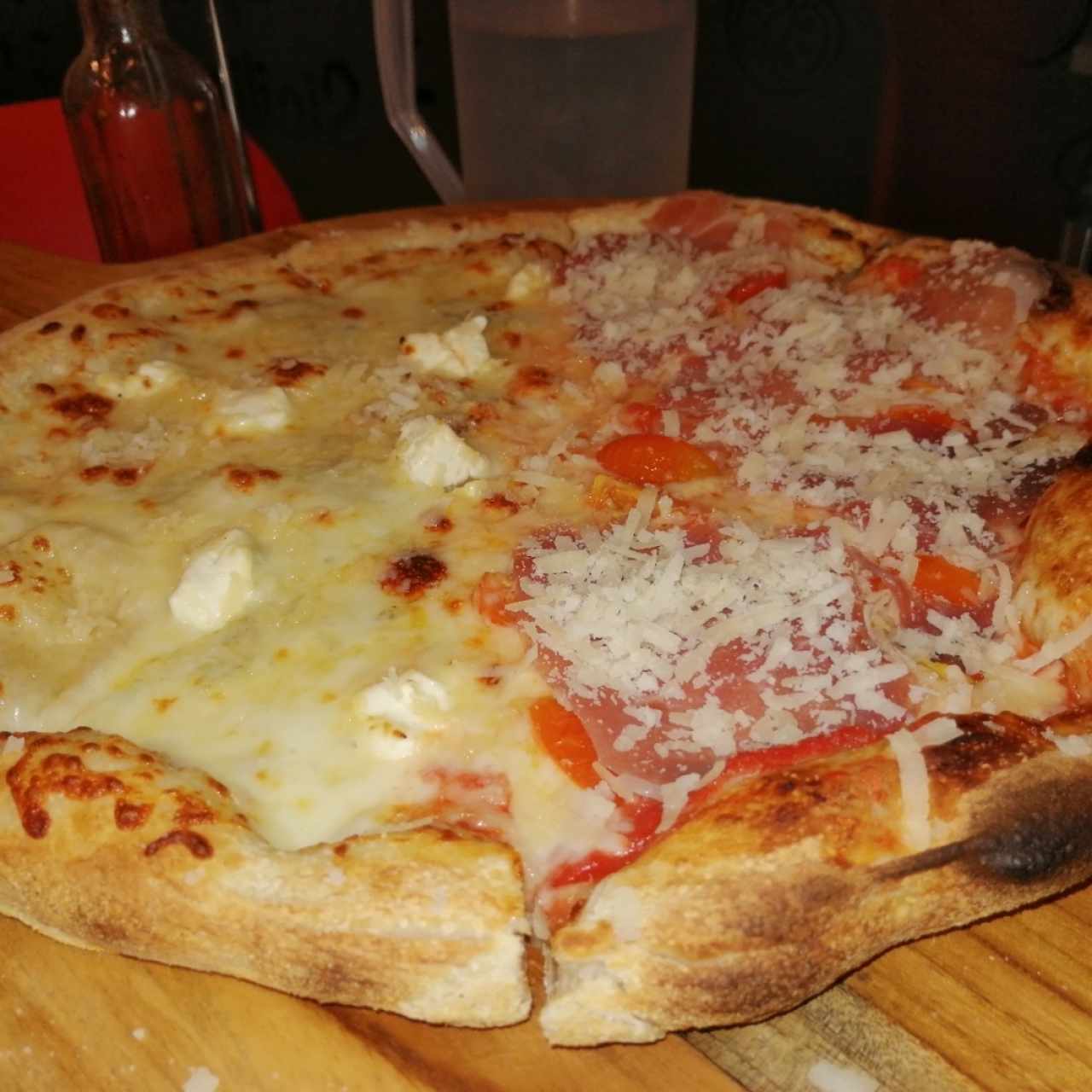 pizza de queso y la otra es de jamón serrano 