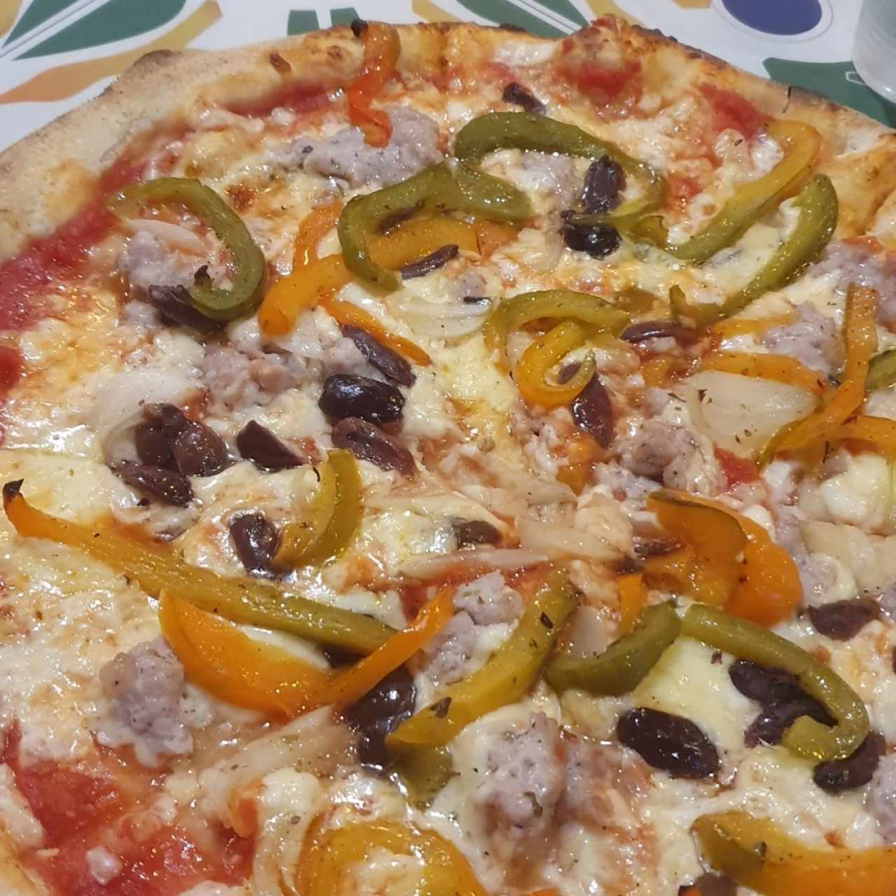 Pizza de chorizo italiano, pimientos y kalamatas