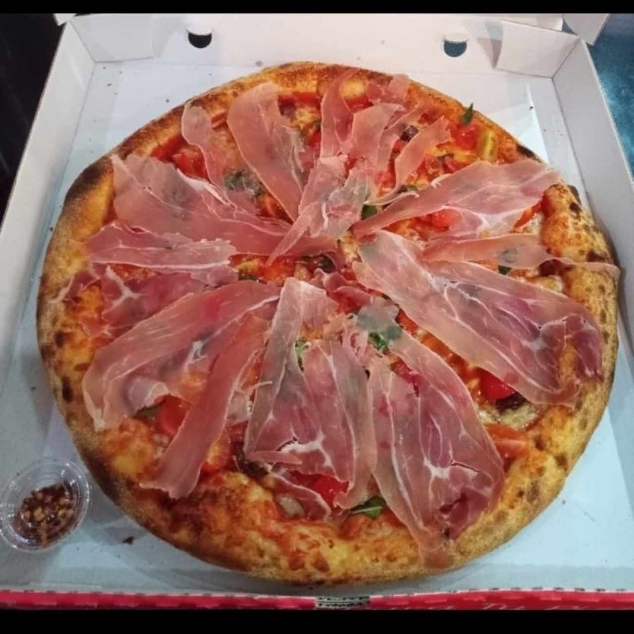 Pizzas Gourmet - Ajo Rojo con extra de prosciutto crudo