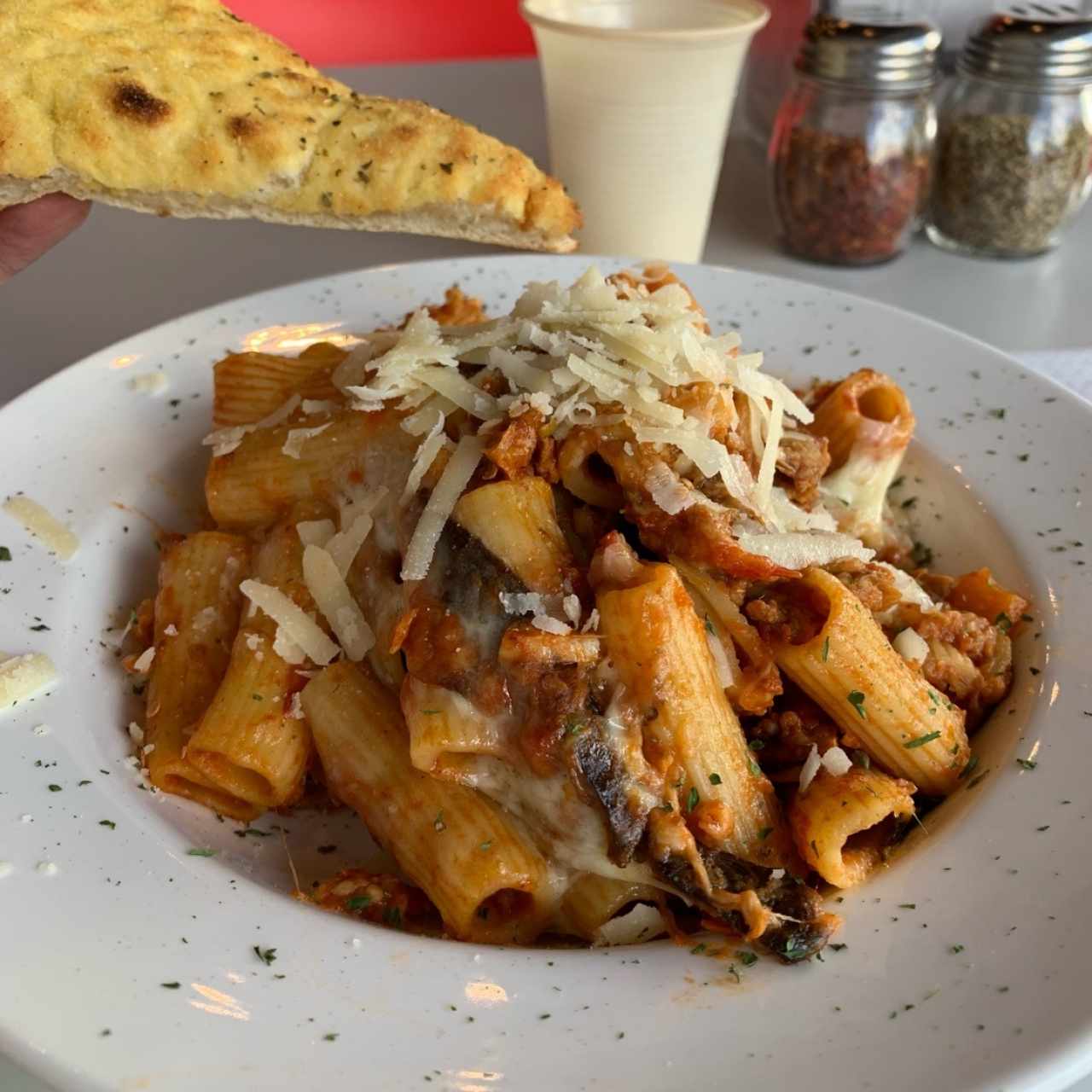 Rigatoni gratinado con salsa bolognesa y berenjenas 