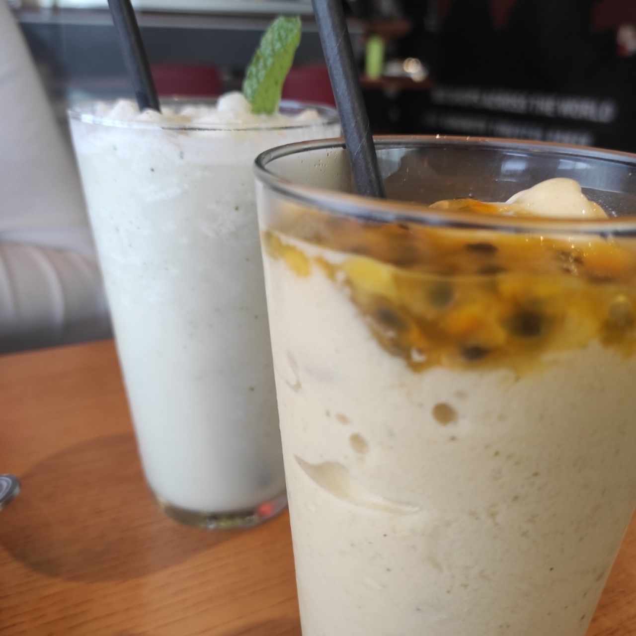 limonada de coco y hierbabuena,  smoothie de maracuyá con coco.