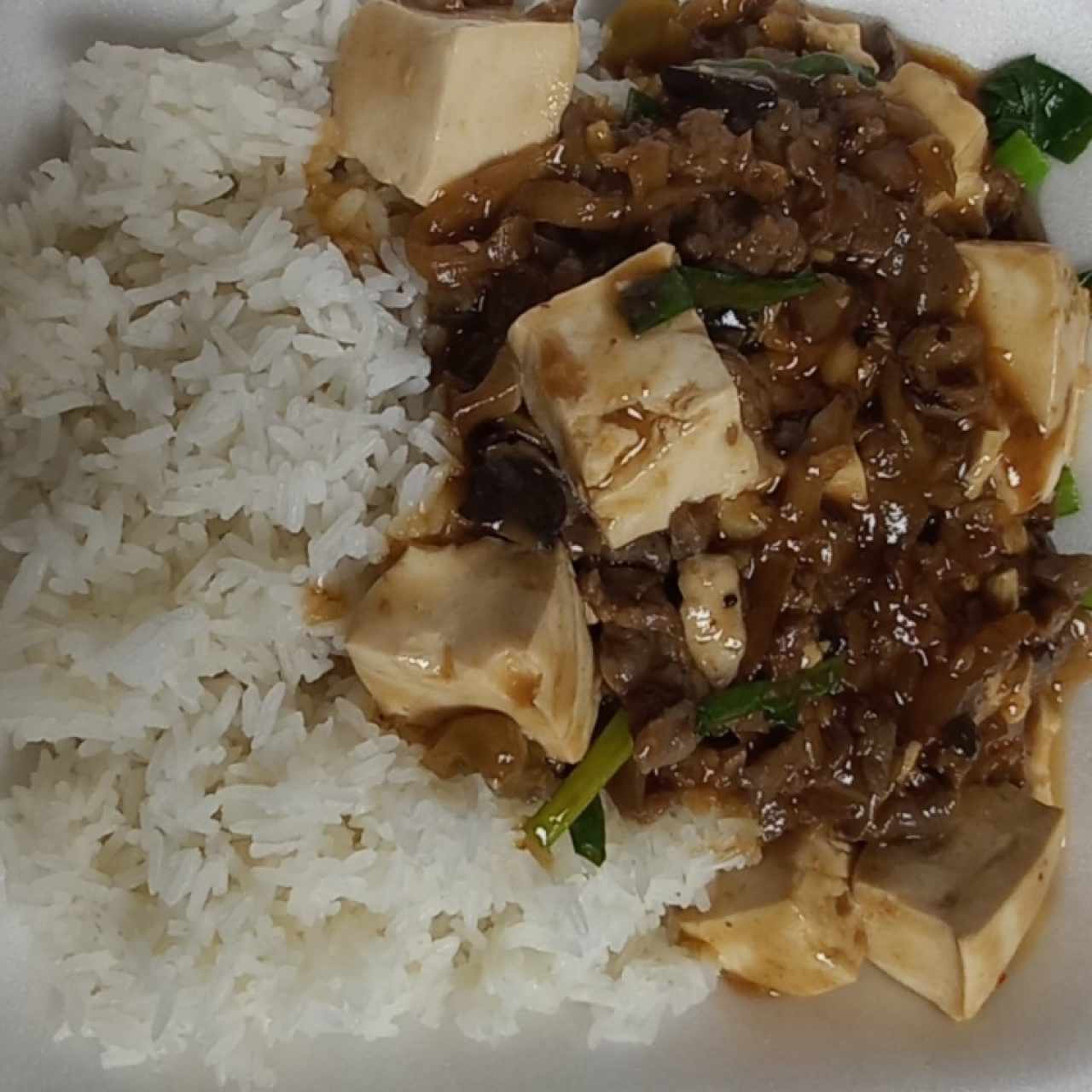 carne con tofu y arroz blanco