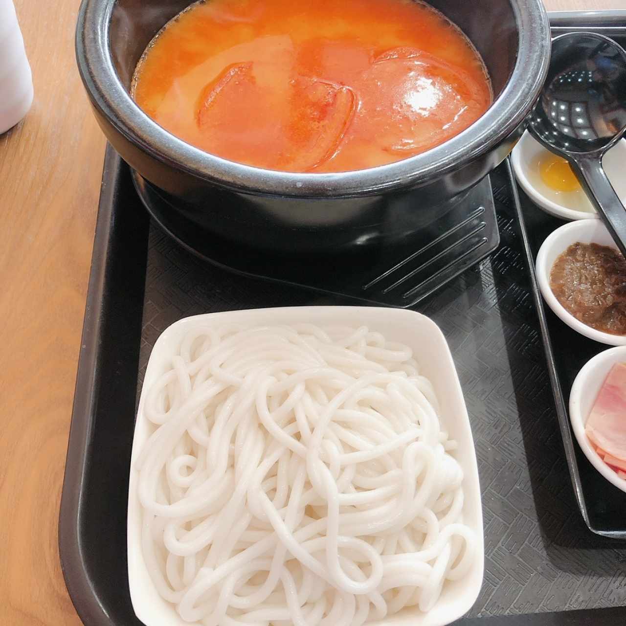 Mixian de Ribeye con caldo de tomate