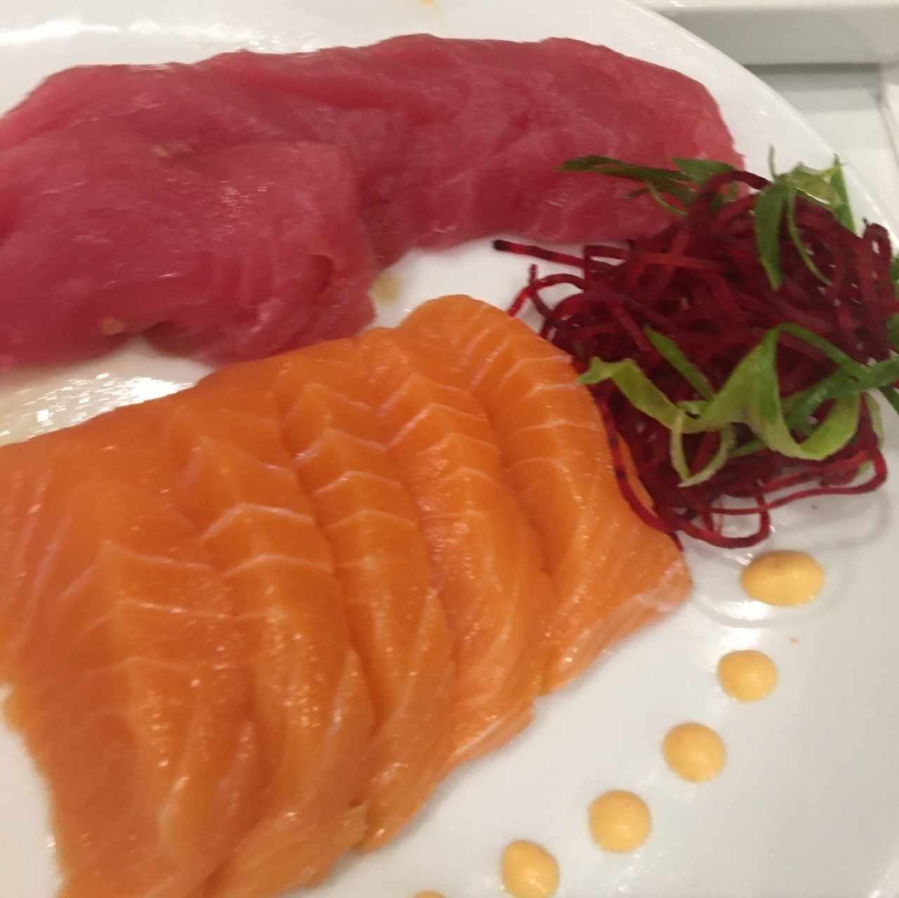 1 sashimi de atun más un sachimo de salmon