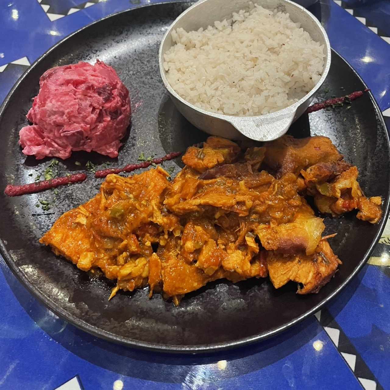 Lechona guisada, arroz con coco y ensalada de feria
