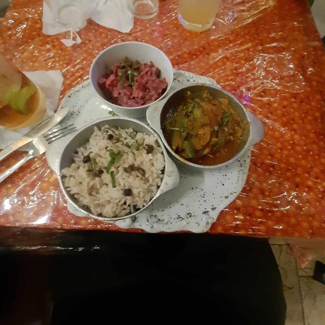 Ropa vieja, ensalada de feria, y arroz con guandü