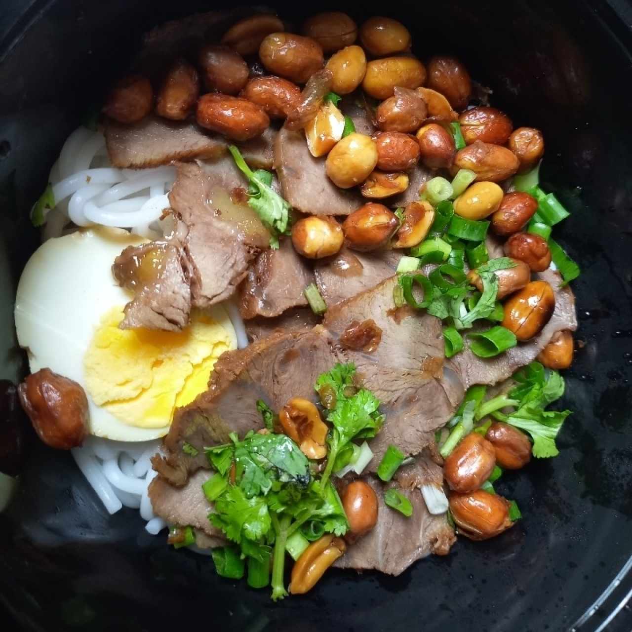 sopa de jarrete con fideos de arroz