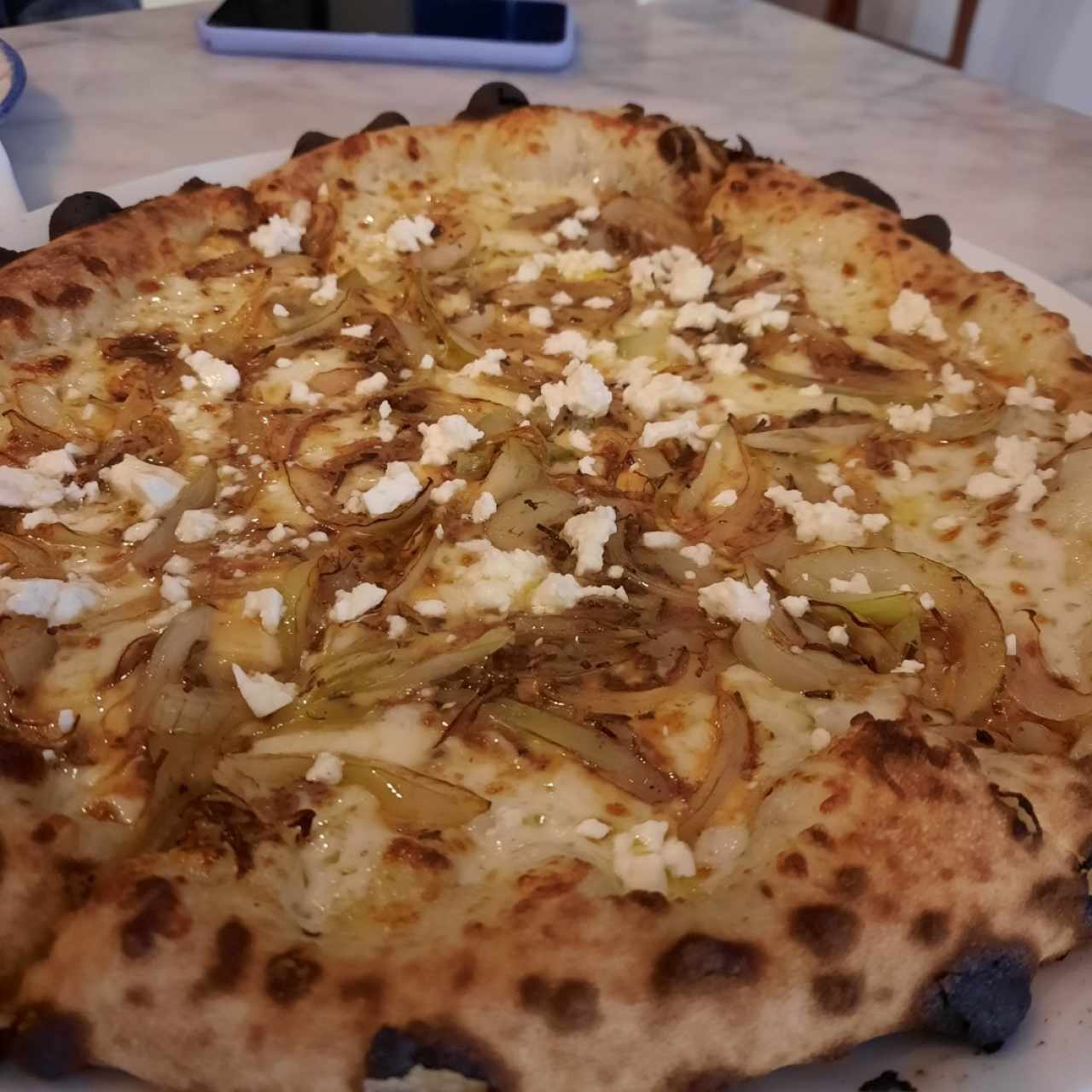 pizza de cebolla con queso feta y miel