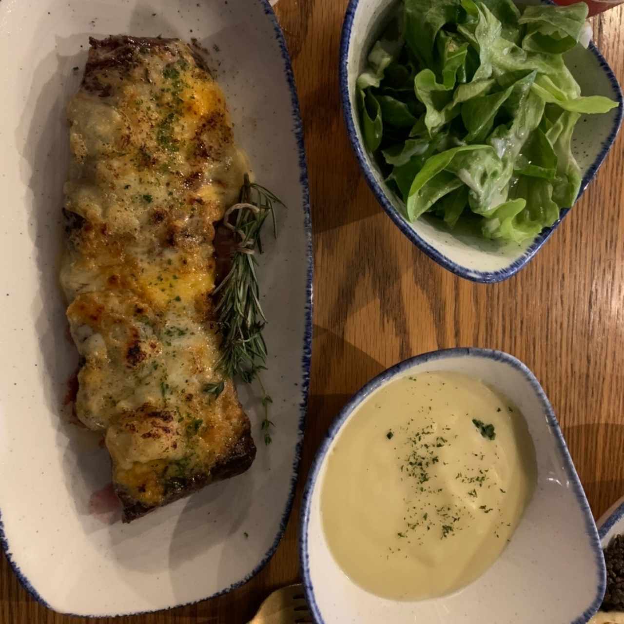 entraña gratinada con pure y ensalada verde