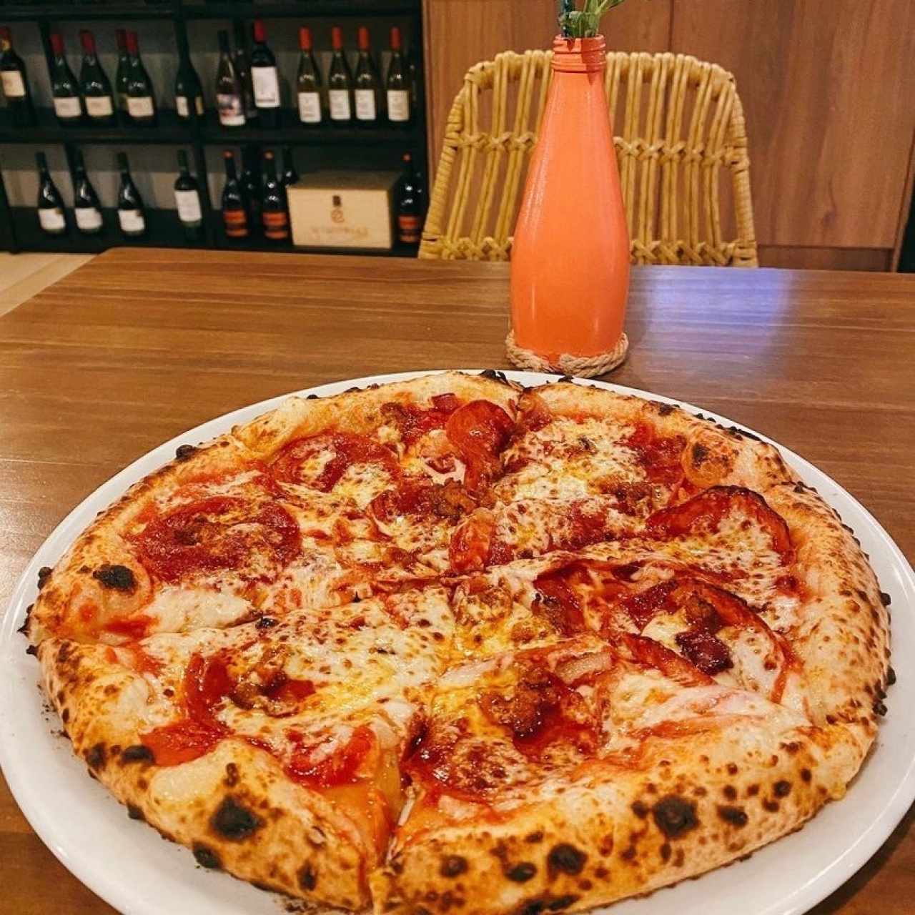 Este lugar tiene buenas pizzas 🍕😍😋 está es de pepperoni, tocino y chorizo al final me tome un cóctel Moscow mule