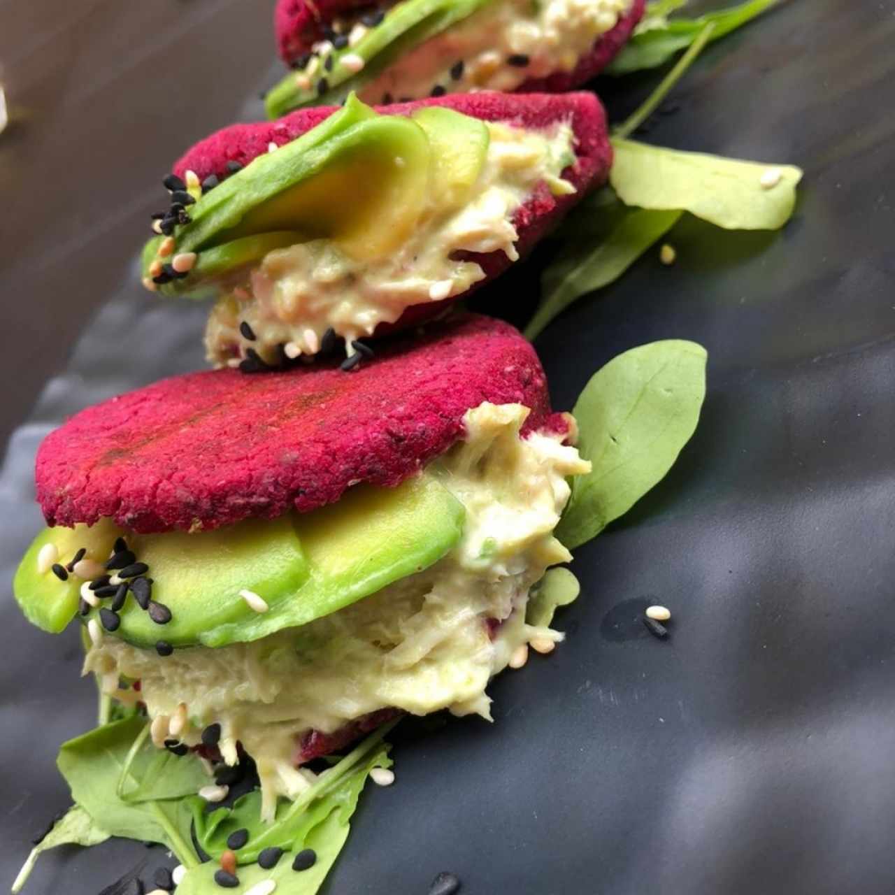A repitas de remolacha, pollo y aguacate