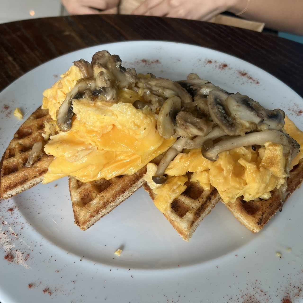 Waffles con huevo y hongos