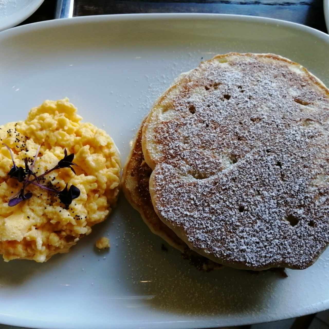Pancakes y huevos revueltos 