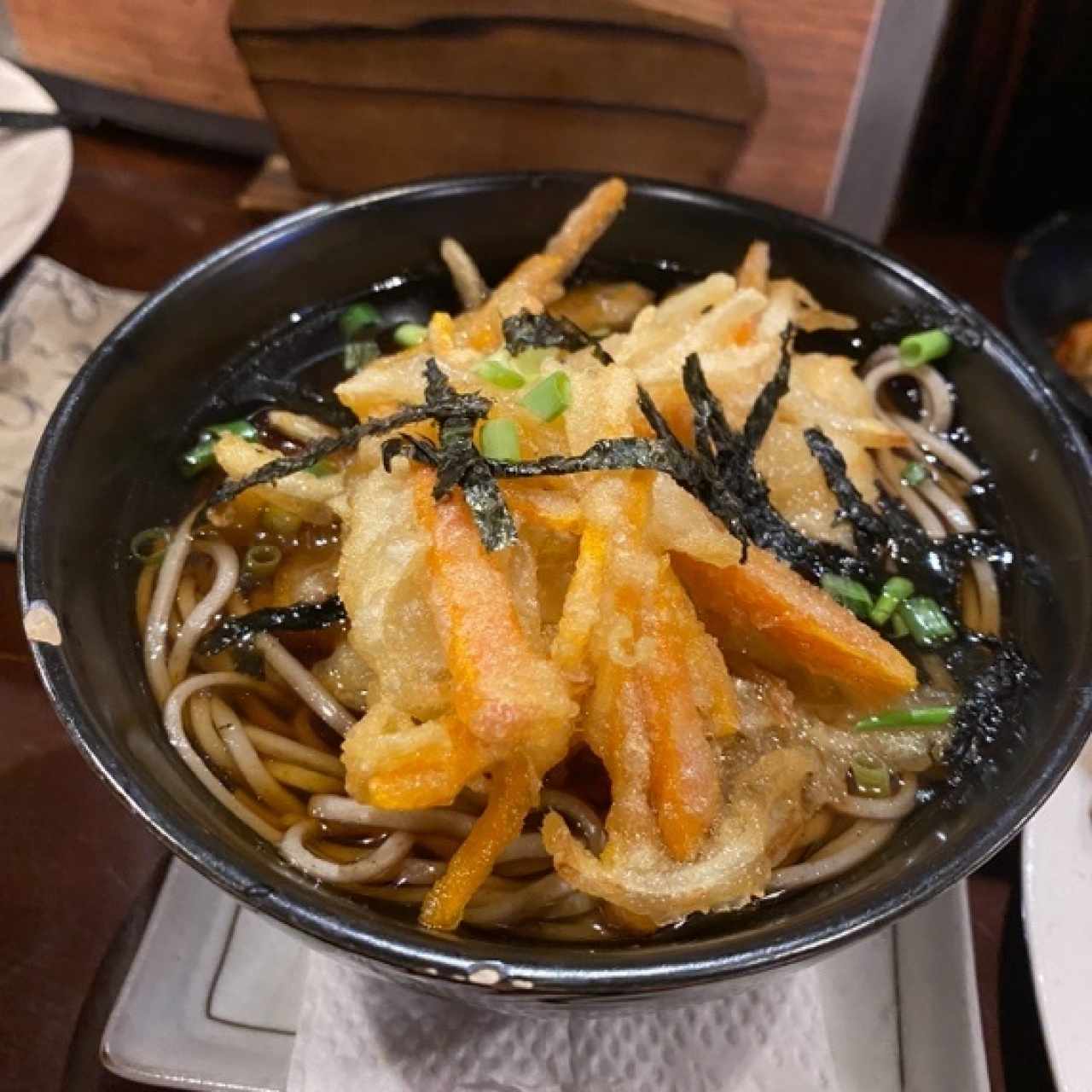 Soba con tempura de camarón y vegetales