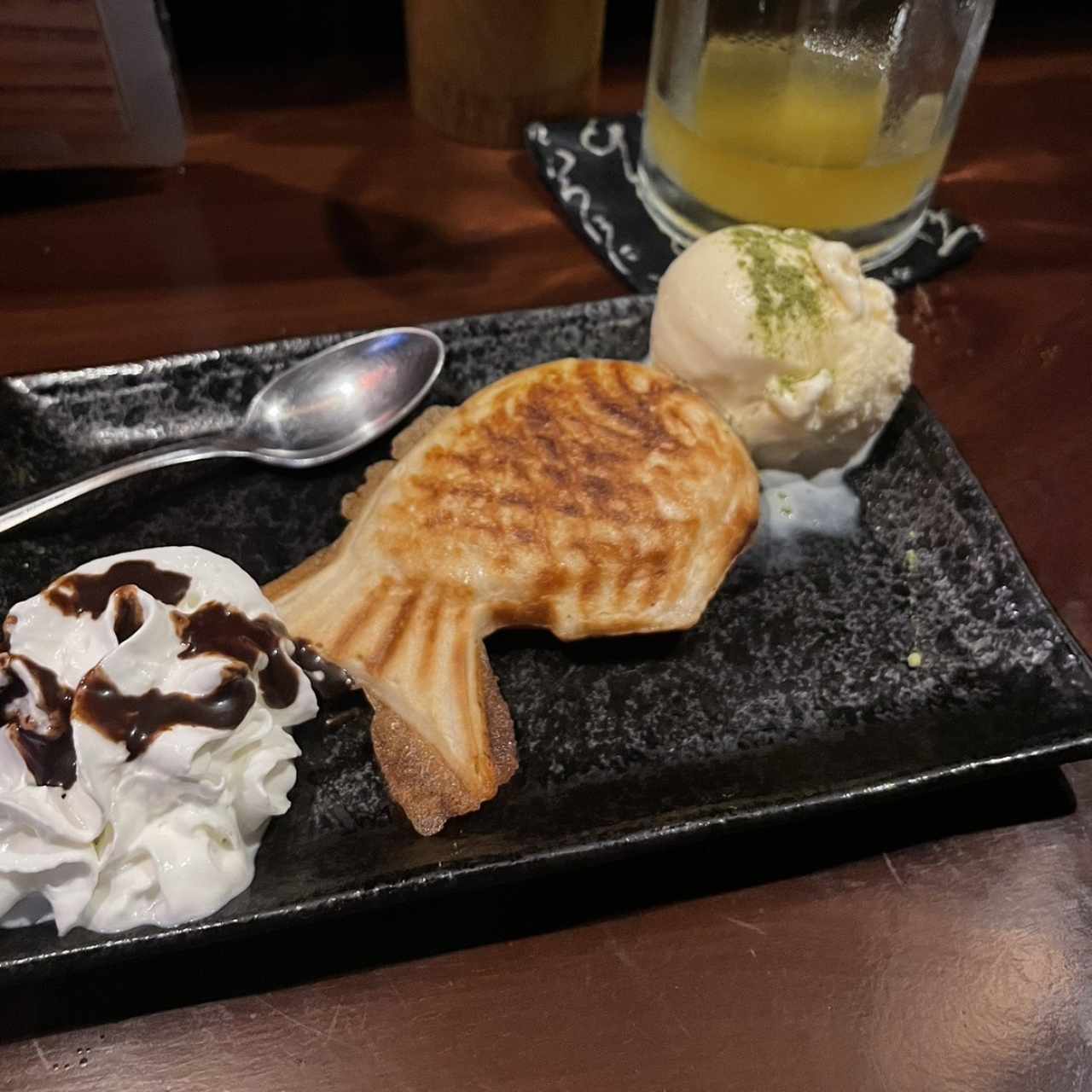 Taiyaki relleno de nutella con helado de vainilla