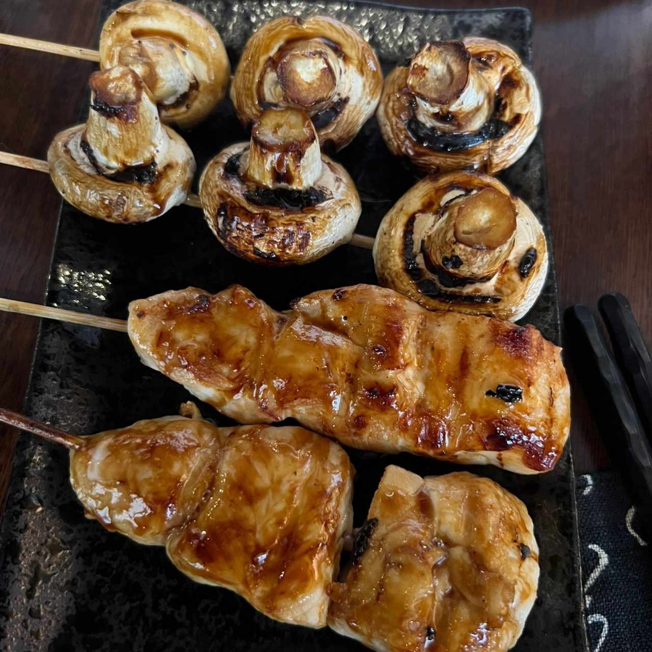 Brochetas de pechuguita y champiñones