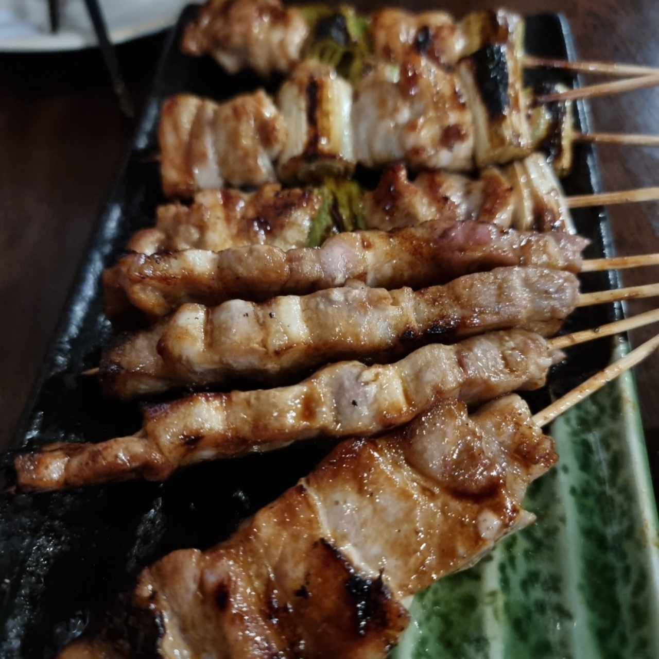 yakitori de costilla de cerdo y encuentro con cebollina