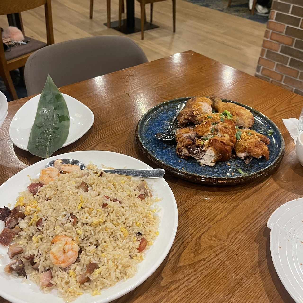 arroz younchao y gallina frita con ajo