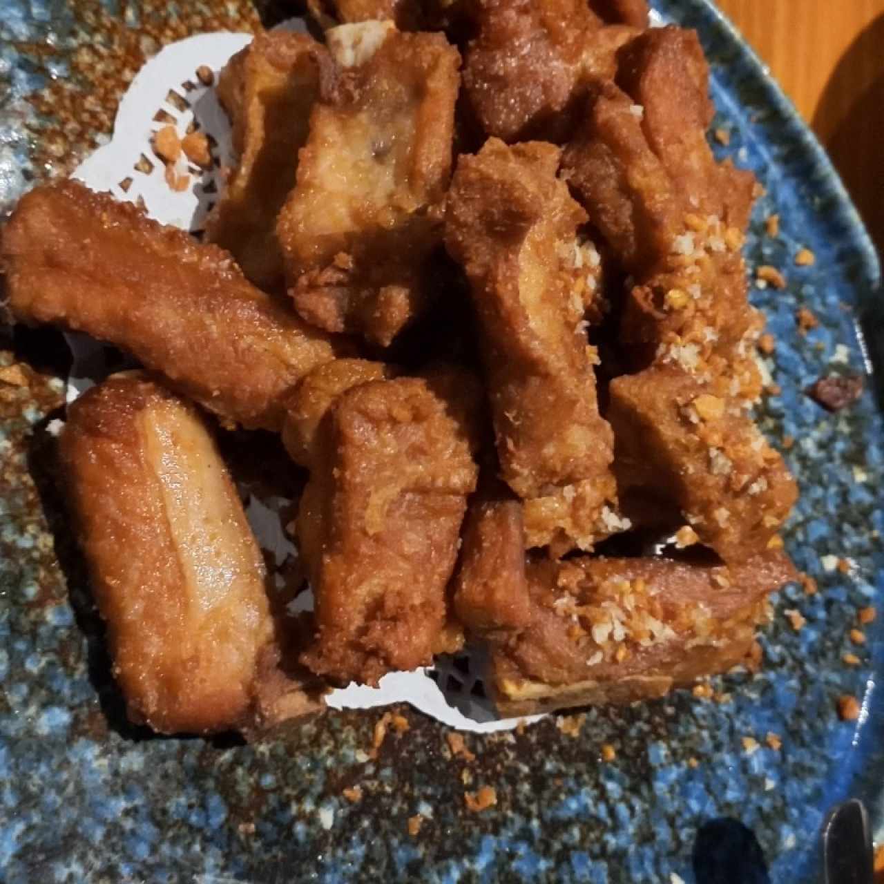 costillas de cerdo fritas con ajo