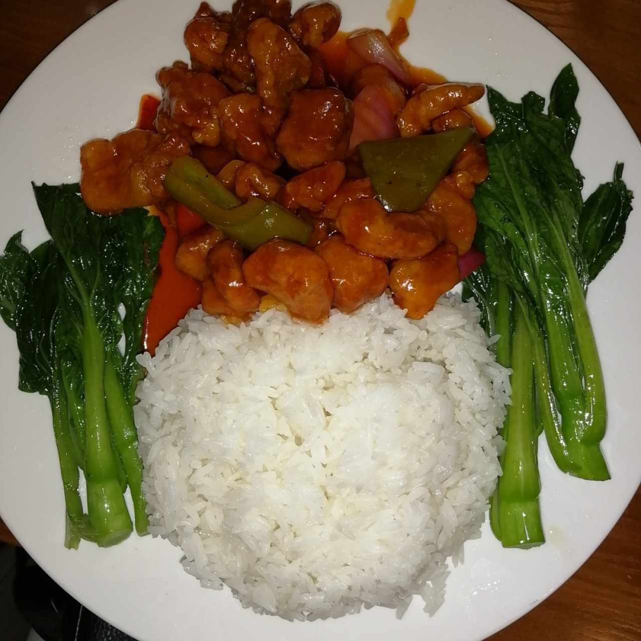Puerco agridulce con vegetales y arroz