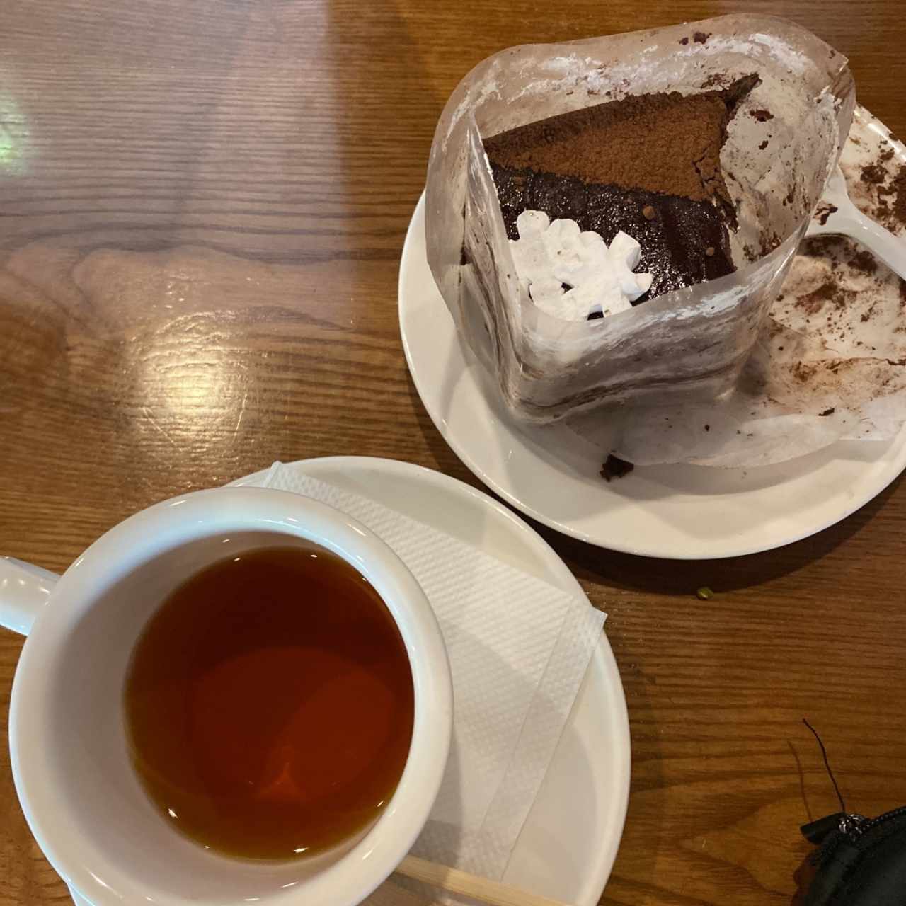 pastel de chocolate y té de jazmín