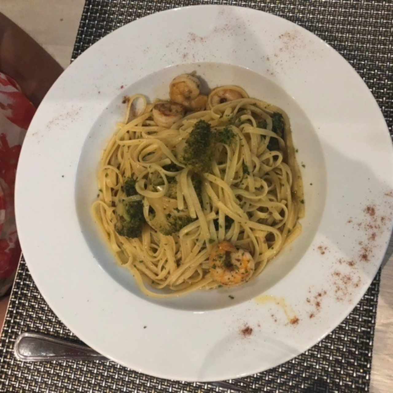 Linguini con brocoli y camarones