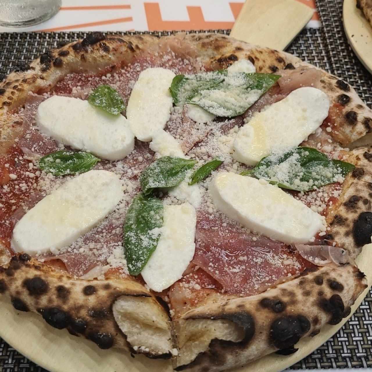 pizza fior di latte con prosciutto crudo