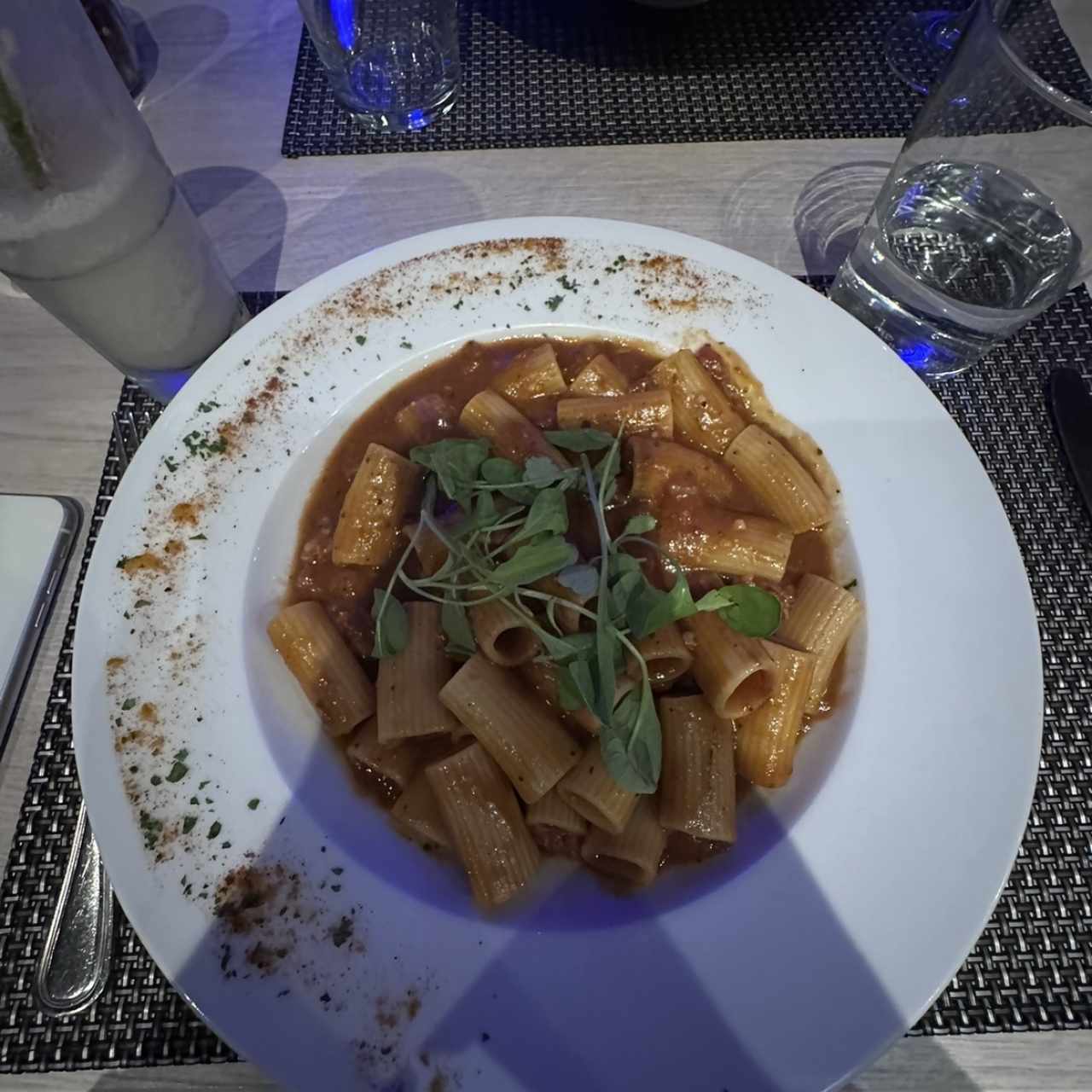 Rigatoni cpn Salsa Ragú y Chorizo Italiano