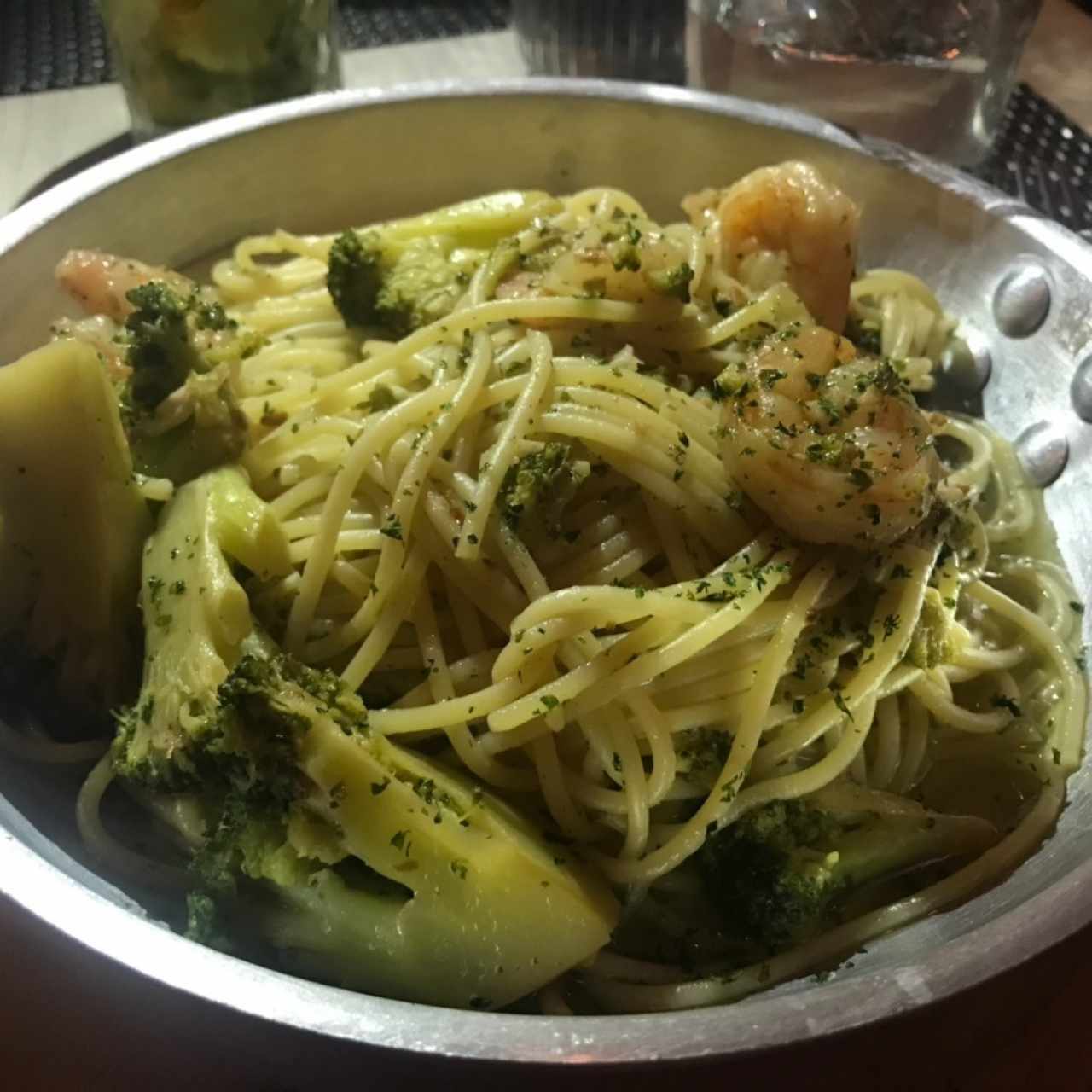 Linguini con camarones y brocolí