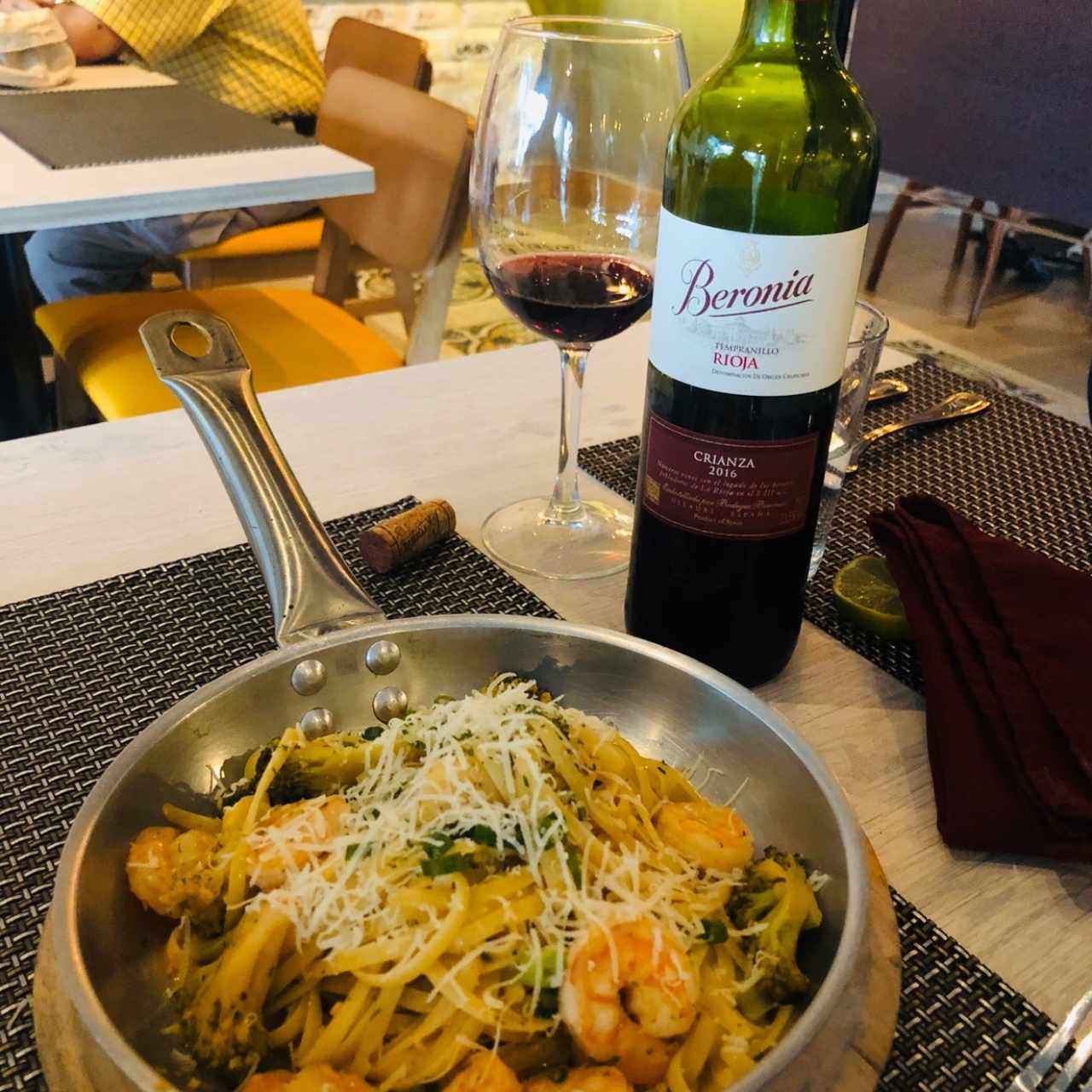 Linguini con camarones y brocoli