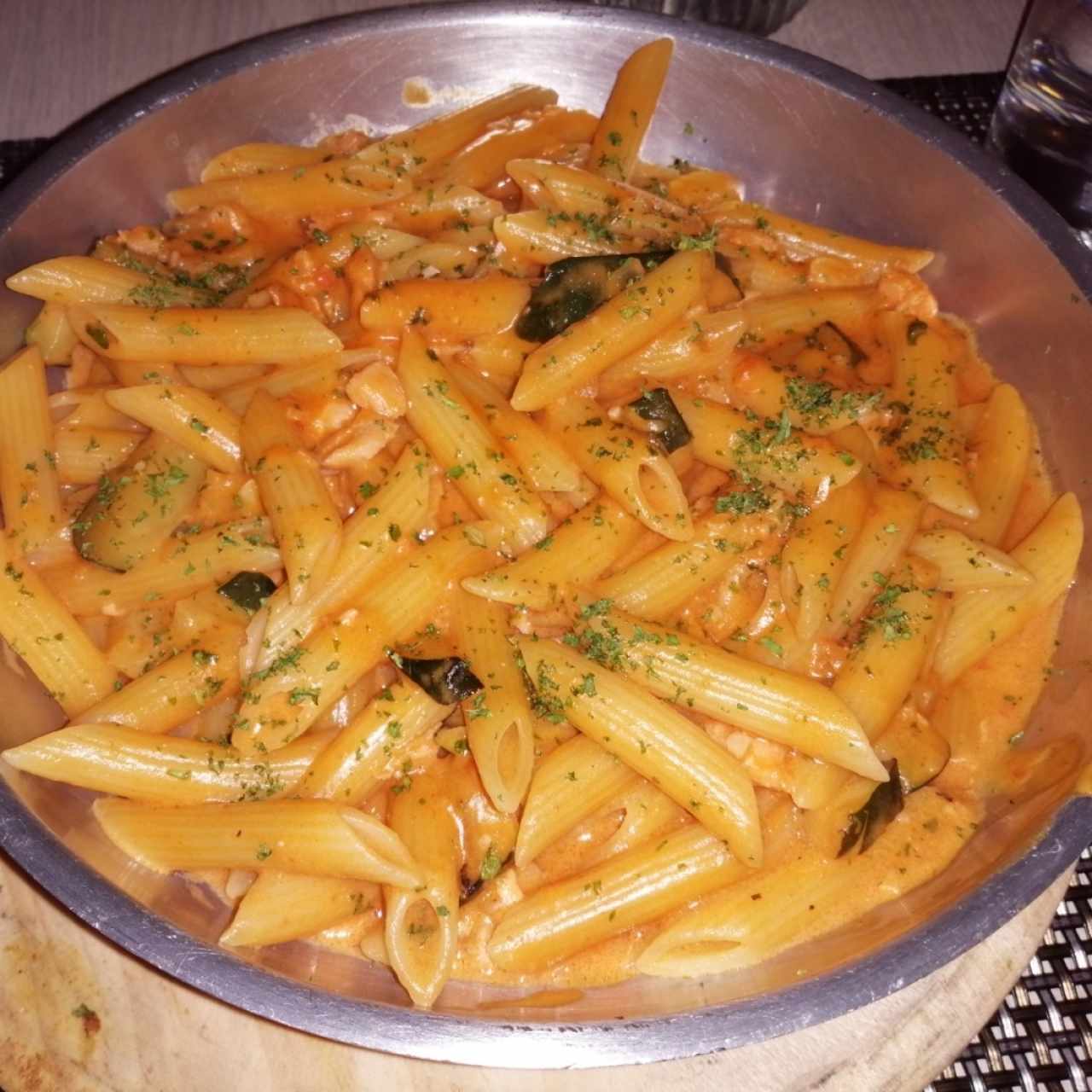 Penne con Salmón y Zuchinni