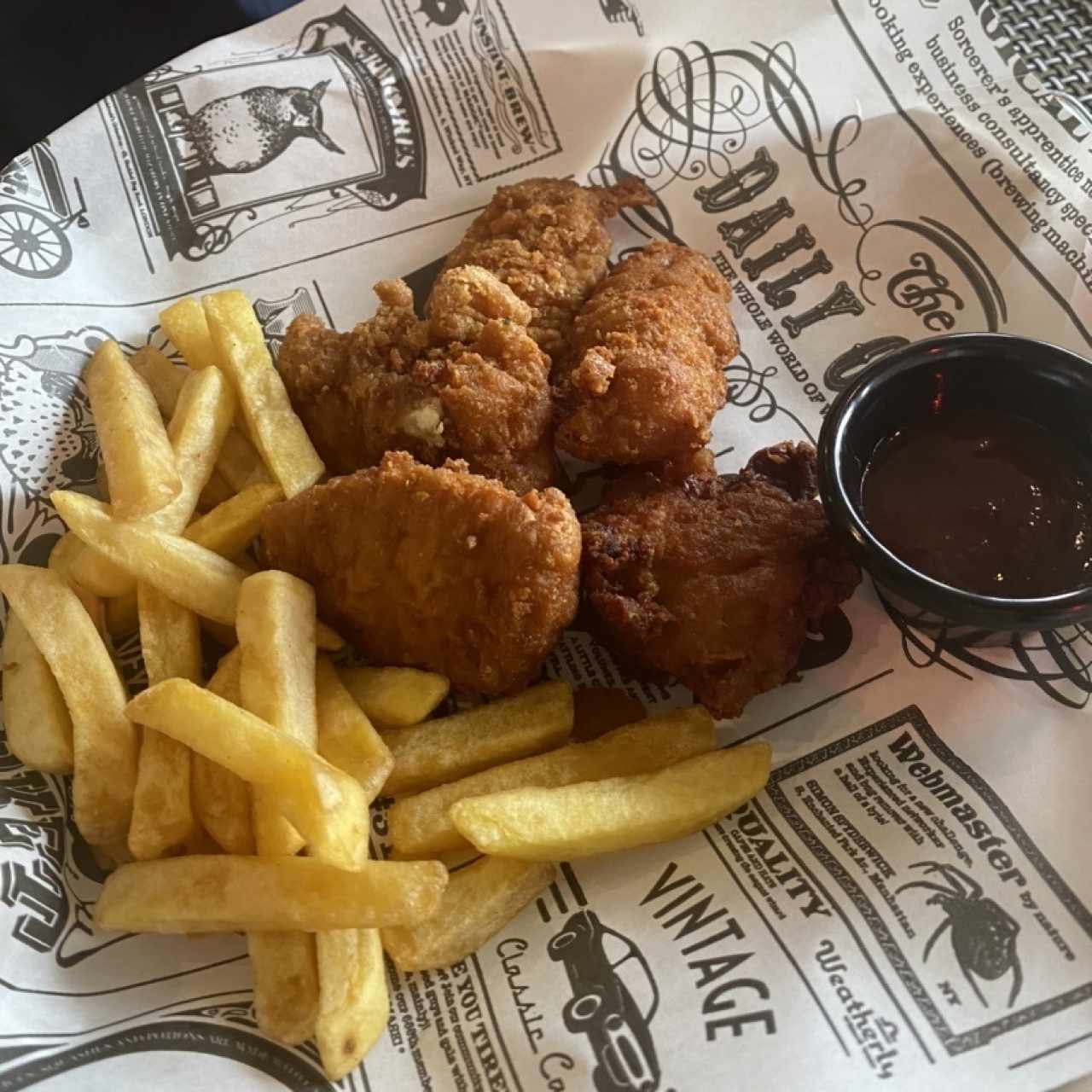 Chicken Tenders Extra Crispy con Papas Fritas